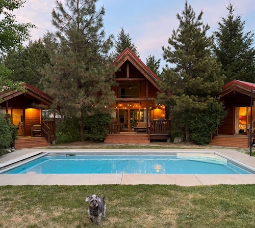 Icicle Camp -mökit, poreallas, kävelymatka nukkuva lady & Ski Trails, takka