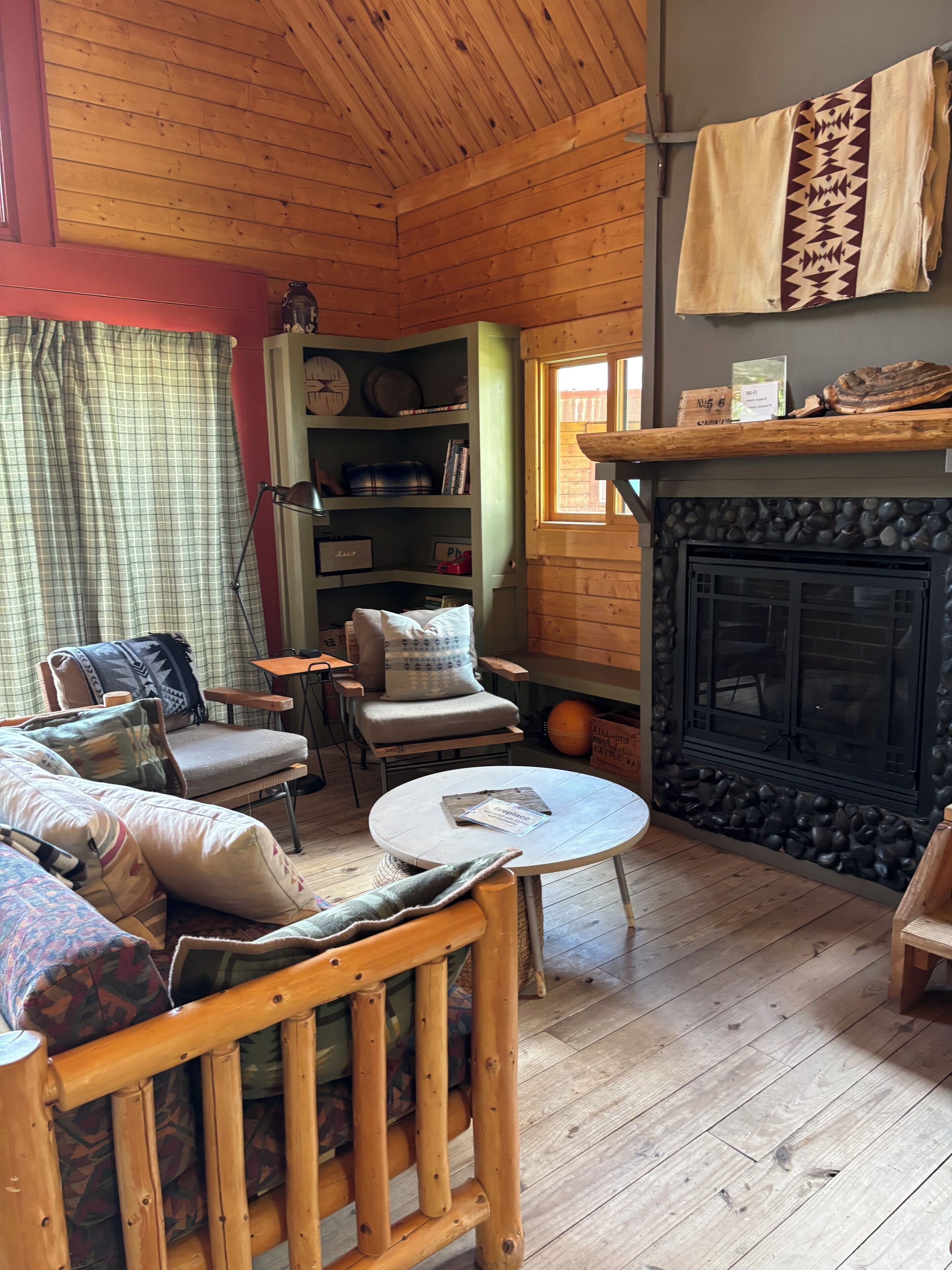 TV connectée, cheminée, chaîne hi-fi