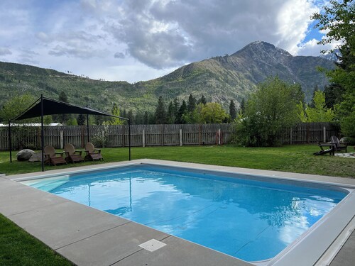 Heated Pool, Hot Tub, Fenced Acre for Dogs, Views, EV Charger