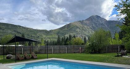 Heated Pool, Hot Tub, Fenced Acre for Dogs, Views, EV Charger
