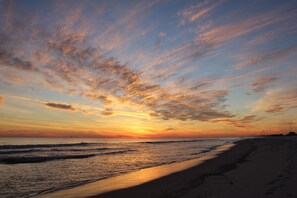 Beach nearby - 2 Bedroom, Across the street from the beach! & Pup-Friendly! (Gulf Shores)