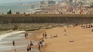 A crowded beach with people walking and relaxing. - Romantic with Sea View Sleeps 2-4 (Brighton)