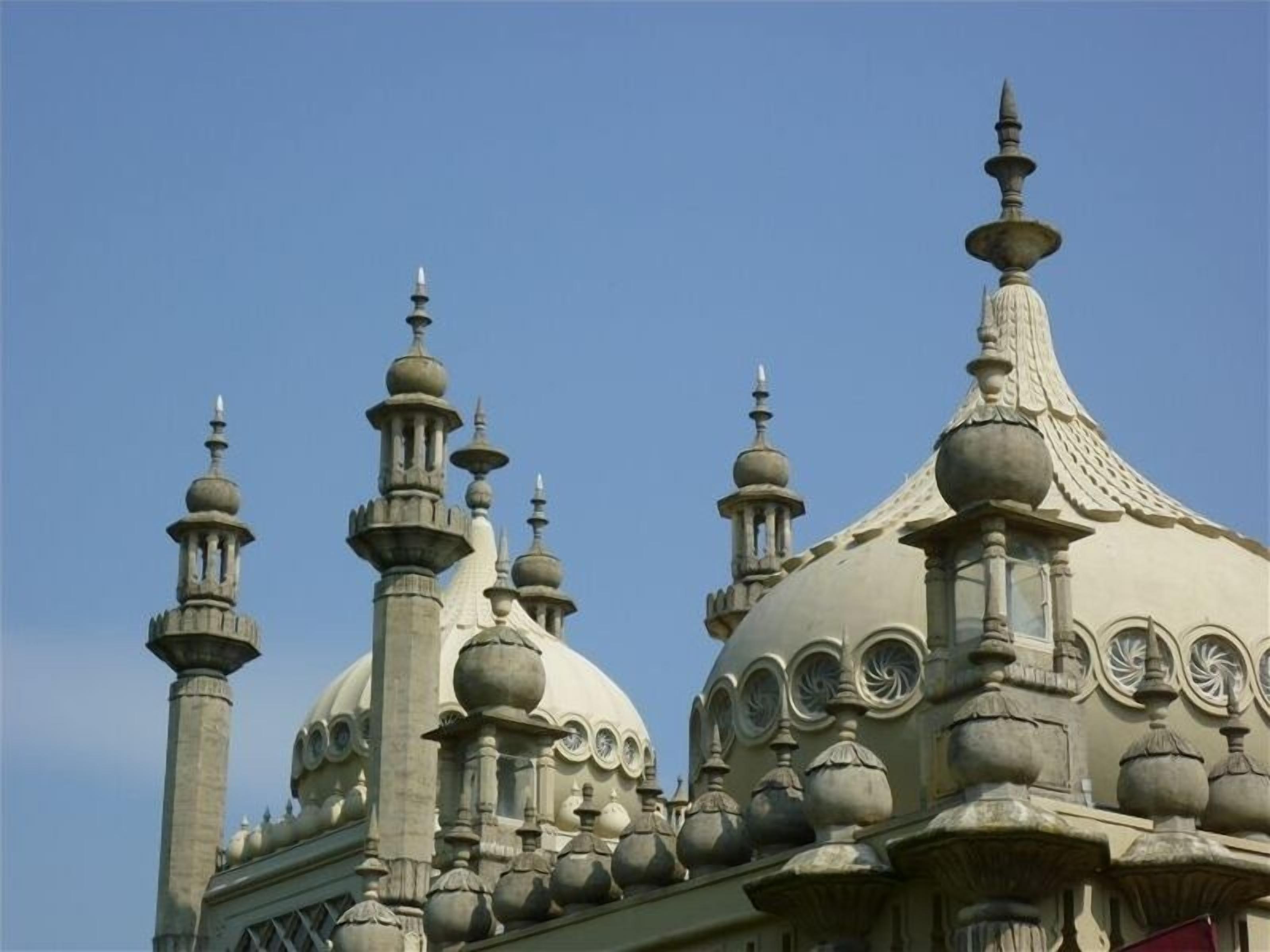 Um edifício com várias cúpulas e minaretes, apresentando detalhes arquitetônicos elaborados.