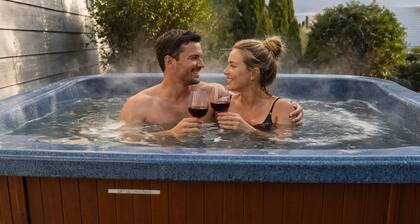 Seesteinen Home w / Hot Tub / Fire Pit / Great Location / 1. 5 korttelin rantaan!