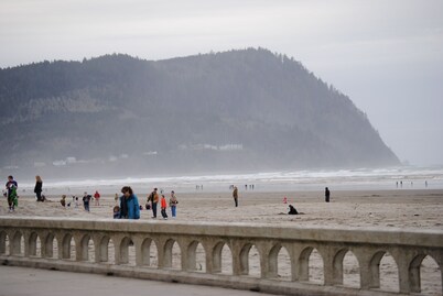Seaside Escape: Serenity, Hot Tub, Fire Pit, and Beach Just Moments Away