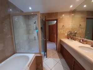 Badewanne, Haartrockner, Handtücher, Seife