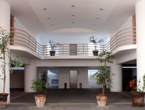 المنشأة من الداخل