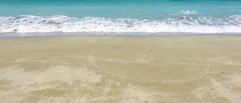 Plage, chaises longues, serviettes de plage