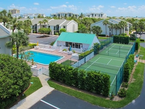 Sports court - Luxury Ocean Village Beach Condo with 5 Star Reviews with Wifi and all Extras (Fort Pierce)