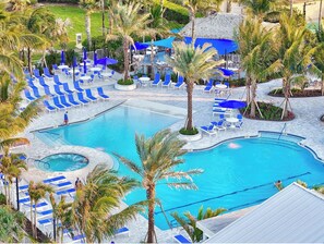 Utendørsbasseng og et oppvarmet basseng