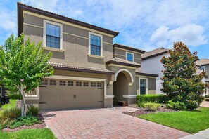 Exterior - ⭐⭐⭐⭐⭐Oversize Private Pool & Spa, Free Pool Heat, Exclusive Luxury Platinum Home (Davenport)