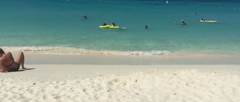 海灘、躺椅、沙灘巾