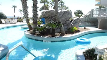 Een buitenzwembad en een verwarmd zwembad