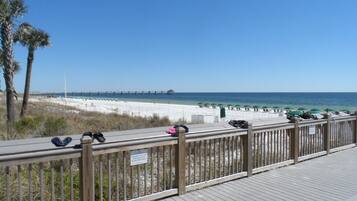 Accommodatie ligt op het strand, ligstoelen