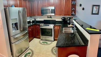 Geladeira, micro-ondas, fogão, cooktop