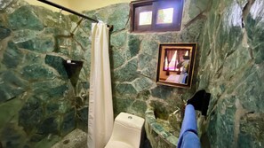 Ducha, artículos de higiene personal ecológicos y secador de pelo