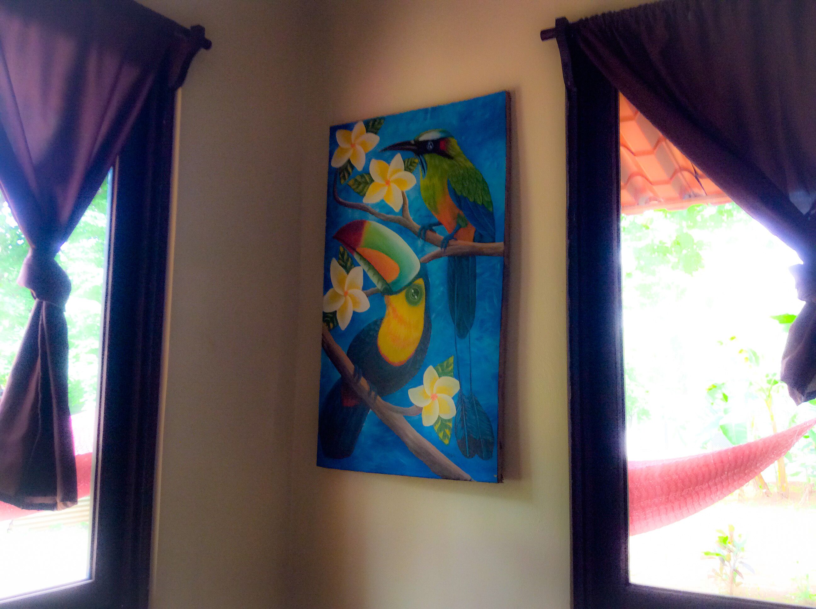 Une peinture représentant un oiseau perché sur une branche, avec des fleurs sur un mur.