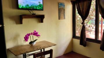 3 habitaciones, escritorio, tabla de planchar con plancha y wifi gratis