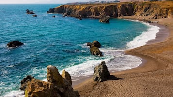 Sulla spiaggia, lettini da mare, teli da spiaggia