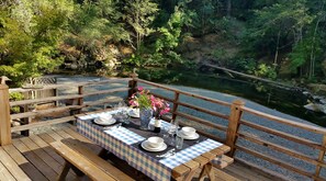 Outdoor dining - ♥ Creekfront Secret: Beach, Spa, Romance, Wine Country + 25th Anniversary Perks (Cazadero)
