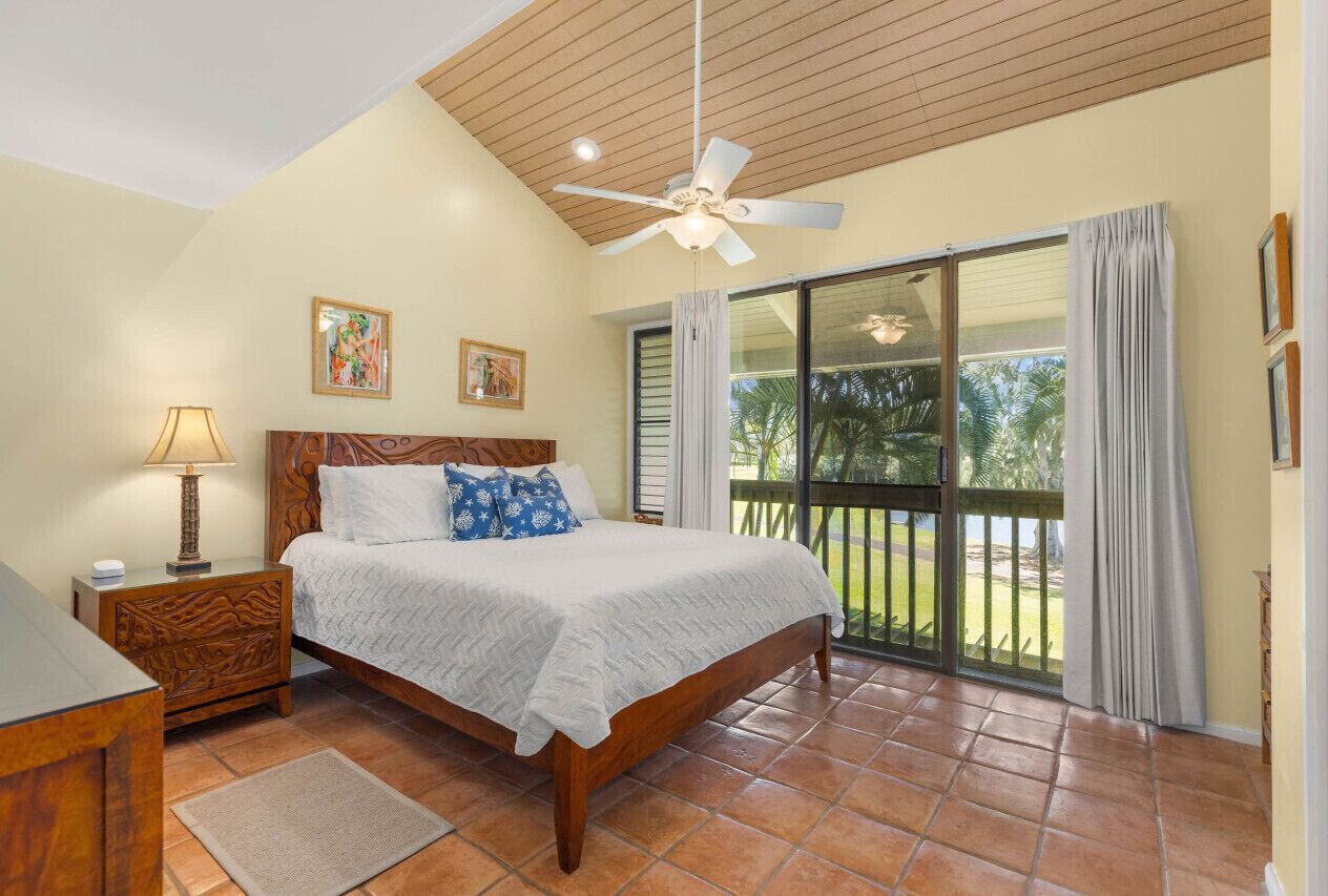 3 quartos, escrivaninha, ferros/tábuas de passar roupa, berço de viagem