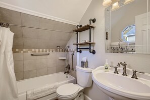 Badekar, hårføner, håndklær og såpe