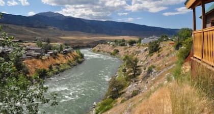 Cozy Eagles Nest Cabin Above the River! 6 Blocks from Yellowstone Park 