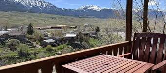 Cozy Eagles Nest Cabin Above the River! 6 Blocks from Yellowstone Park 