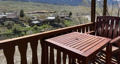 Cozy Kotkanpesä Cabin joen yläpuolella! 6 korttelin päässä Yellowstone Park