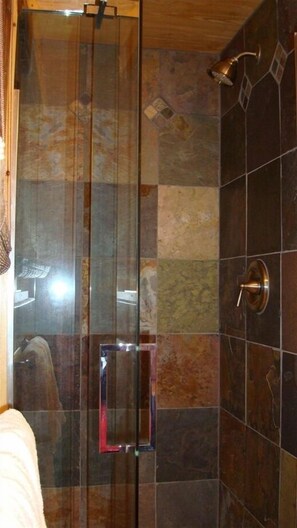 Regadera, secadora de cabello, toallas, papel de baño