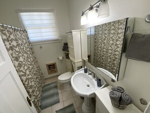 Combined shower/bathtub, hair dryer, towels, soap - 25 Historic Boutique Shotgun Mid-City Apartment (New Orleans)