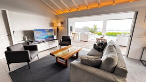 Smart TV, videojuegos, reproductor de DVD y biblioteca musical 
