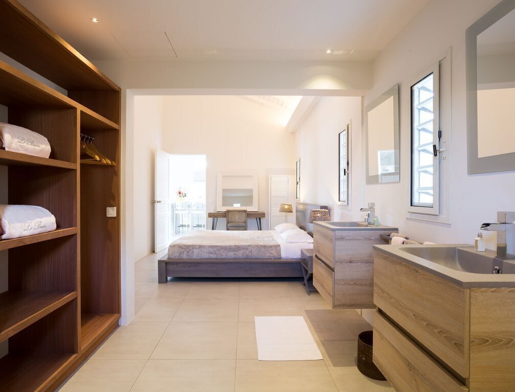 3 habitaciones, caja de seguridad en la habitación y escritorio 