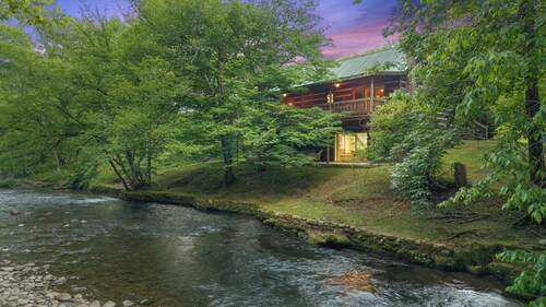 STUNNING CABIN, TROUT STREAM, HUGE GAMEROOM, HOT TUB,FIRE PIT,TUBING,& MEMORIES!