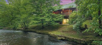 STUNNING CABIN, TROUT STREAM, HUGE GAMEROOM, HOT TUB,FIRE PIT,TUBING,& MEMORIES!