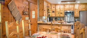 LOG HOME - TROUT STREAM - 3 ACRES - PRIVACY - GAME ROOM - 7 MIN TO NATIONAL PARK