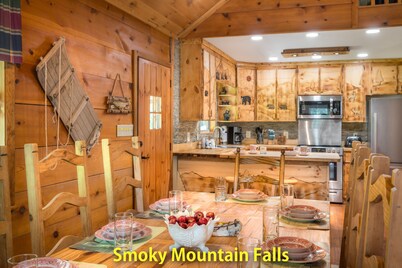 LOG HOME - TROUT STREAM - 3 ACRES - PRIVACY - GAME ROOM - 7 MIN TO NATIONAL PARK