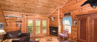 INCREDIBLE FAMILY LOG CABIN ON TROUT STREAM W/HUGE GAMEROOM, HOT TUB, 3 ACRES!