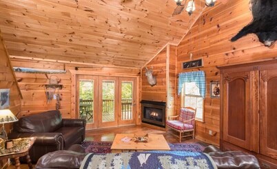 INCREDIBLE FAMILY LOG CABIN ON TROUT STREAM W/HUGE GAMEROOM, HOT TUB, 3 ACRES!