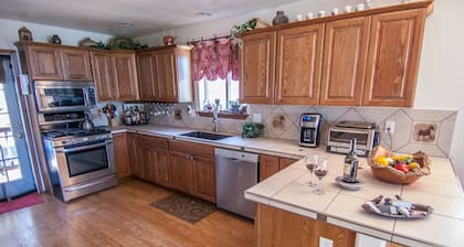 Quiet Luxury 5 min from downtown/hot Springs w/ a fenced half acre yard