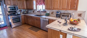 Quiet Luxury 5 min from downtown/hot Springs w/ a fenced half acre yard