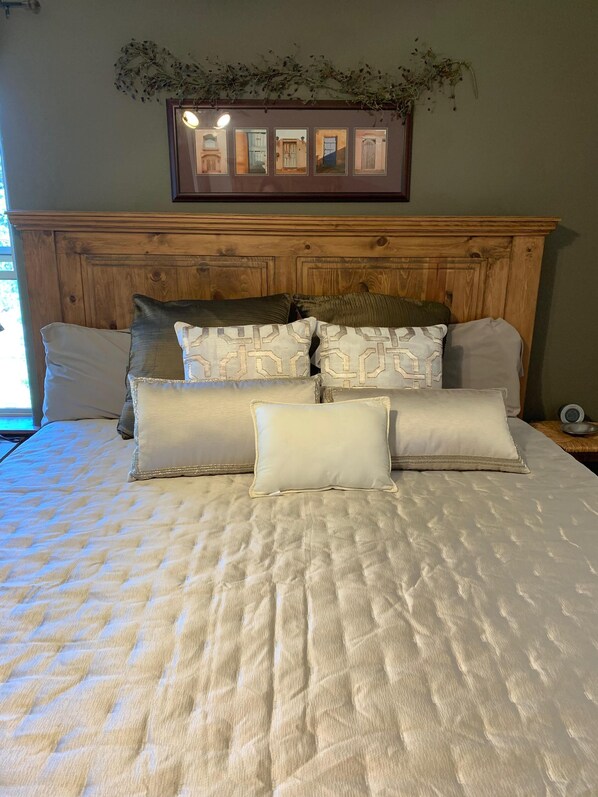 3 bedrooms, desk, iron/ironing board, travel cot