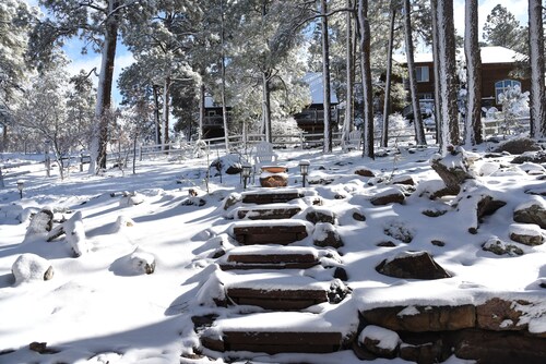 Quiet Luxury 5 min from downtown/hot Springs w/ a fenced half acre yard