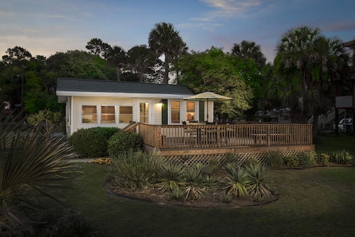 Coastal Cottage across from the beach. Pet friendly! Fully fenced in yard.