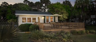 Coastal Cottage across from the beach. Pet friendly! Fully fenced in yard.