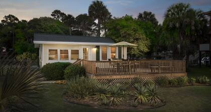 Coastal Cottage across from the beach. Pet friendly! Fully fenced in yard.