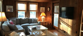 Coastal Cottage across from the beach. Pet friendly! Fully fenced in yard.