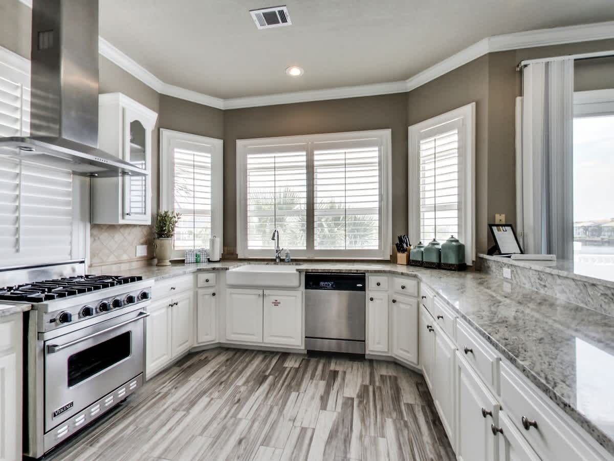 冷蔵庫、電子レンジ、オーブン、コンロ