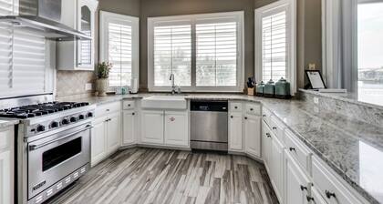 Schöner privater Poolbereich, Blick auf einen See, wunderschönes Design mit Atem