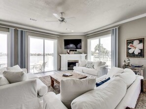 TV connectée, cheminée, jeux vidéo, lecteur de DVD